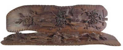 une sculpture en bois représentant un poisson orné de fleurs