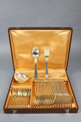 un coffret contenant un service d'argenterie