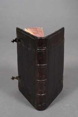 un vieux livre ouvert sur une table