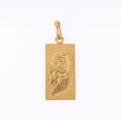 une image représentant un pendentif en or orné d'un visage de femme