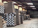 des piles de cartons empilés sur des palettes dans un entrepôt