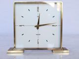 une petite horloge posée sur une table