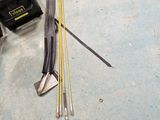 de nombreux outils qui traînent par terre à côté d'une paire de chaussures