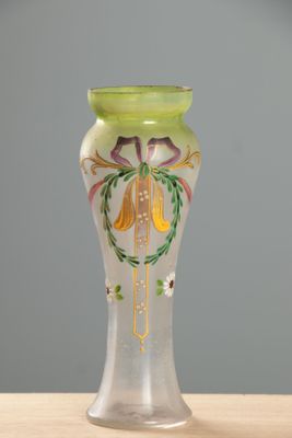 Vase en verre nuancé à décor émaillé d'un nœud de ruban et d…
