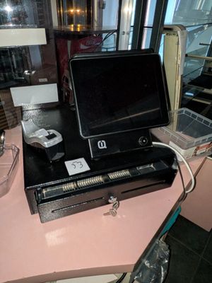 un ordinateur portable posé sur un bureau rose