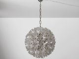lustre en forme de boule de fleurs, muni d'une chaîne
