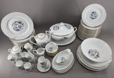 les nombreuses assiettes, tasses et soucoupes qui se trouvent sur la table