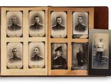 une vieille photo en noir et blanc représentant un groupe d'hommes en uniforme militaire