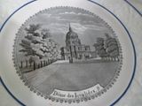 une assiette sur laquelle est représentée une église