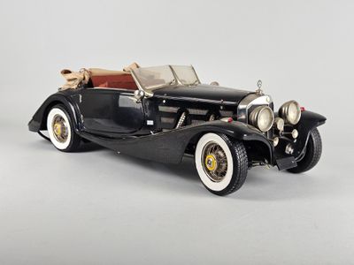 un ancien modèle de voiture noire sur un fond blanc
