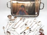 un plateau en argent avec des cuillères, encore des cuillères et un miroir