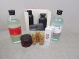 une bouteille d'eau, une bouteille de lotion, une bouteille de lotion et une bouteille de lotion posées sur une table
