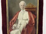 une vieille photo représentant un homme vêtu d'une robe rouge, assis sur une chaise