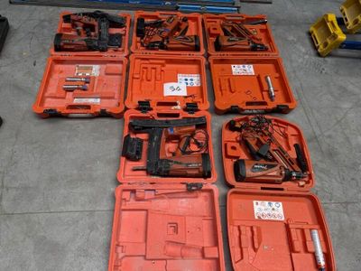un grand nombre d'outils posés sur le sol
