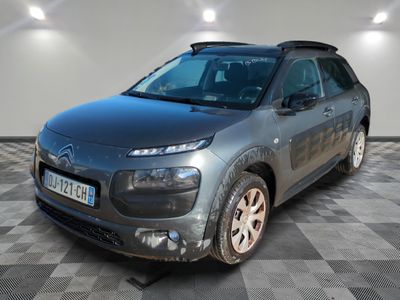La Citroën grise est garée sur un sol à damier dans un garage.