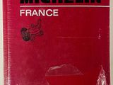 un livre rouge posé sur une table blanche
