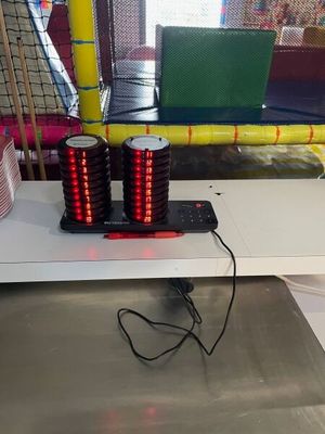 une photo d'une table sur laquelle sont posées deux lumières rouges