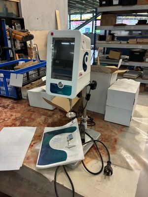 une machine posée sur une table