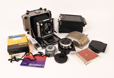 beaucoup de vieux appareils photo et de livres sur la table