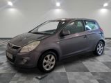 la photo d'une voiture grise garée dans un garage