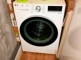 un lave-linge et un sèche-linge dans le coin d'une pièce