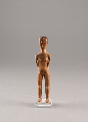 figurine représentant un homme debout sur un socle transparent