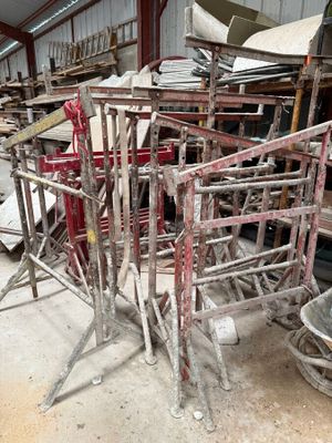 une pile de chaises qui se trouvent dans une pièce