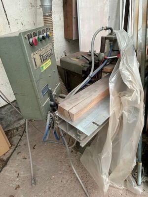 a picture of a machine that is sitting in a garage