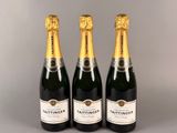 trois bouteilles de champagne posées côte à côte sur une table