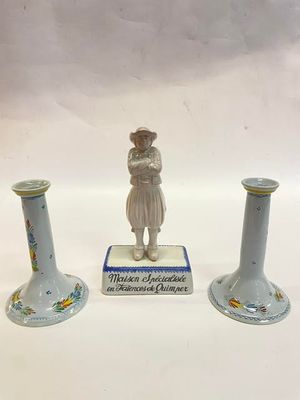 trois vases posés sur une table, avec une figurine représentant une femme