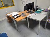 un bureau équipé d'un ordinateur et d'un moniteur