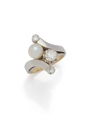 une bague en perle blanche et diamants