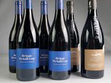 plusieurs bouteilles de vin sont alignées sur une table