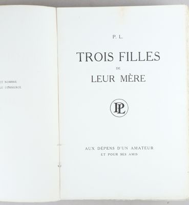 un livre ouvert avec un titre en noir et blanc