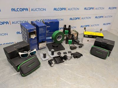 beaucoup d'objets posés sur le sol