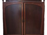 un meuble en bois avec deux portes et deux tiroirs