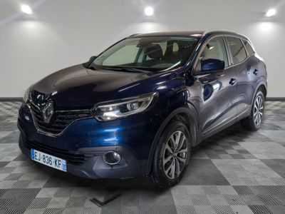 la voiture bleue est garée sur le sol en damier d'un garage