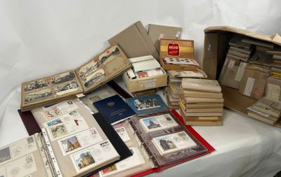beaucoup de livres sur une table avec une nappe blanche