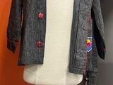 un mannequin sur un pied, vêtu d'une veste