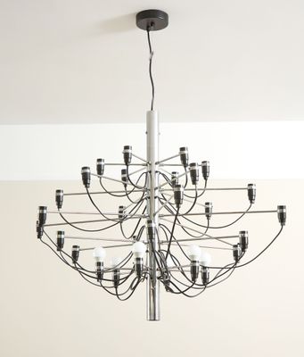 une photo d'un lustre suspendu au plafond dans un salon