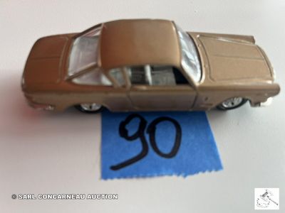 une petite voiture posée sur une feuille de papier bleue