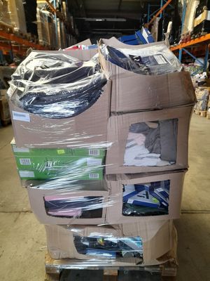 de nombreux cartons de vêtements posés sur une palette dans un entrepôt