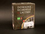 une boîte de vin posée sur une table