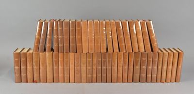 plusieurs livres empilés sur une table
