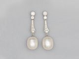 une paire de boucles d'oreilles en perles et diamants