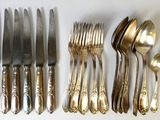 beaucoup de cuillères et de fourchettes en argent sur la table