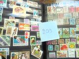 de nombreux timbres exposés dans une vitrine