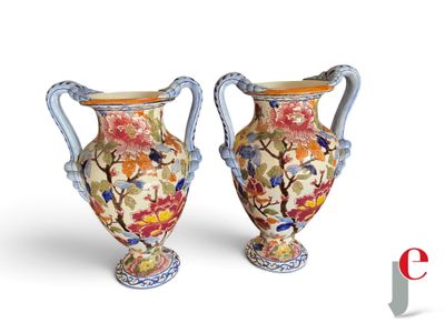 deux vases posés côte à côte sur une surface blanche