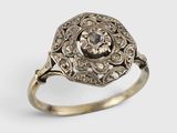 gros plan d'une bague en or et diamants sur fond blanc
