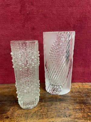 deux vases en verre posés sur une table l'un à côté de l'autre